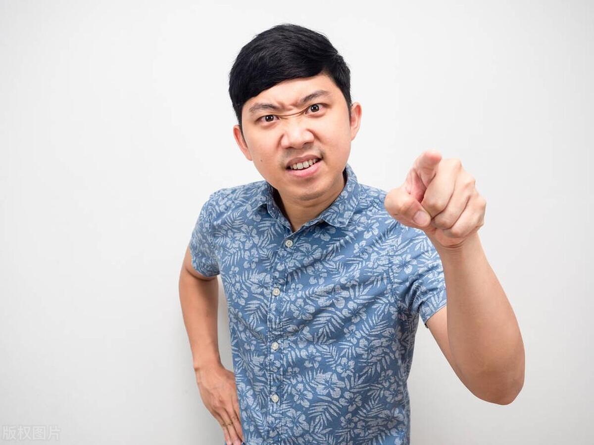 每月给母亲一千，探亲时却看见弟弟在家，我不再给那么多钱