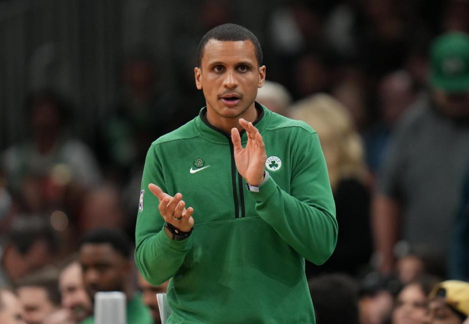 徐静雨马祖拉暂停期间怒扔战术板,徐静雨塔图姆连续三个失误