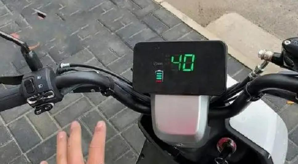 电动车电满了就是开不了怎么回事,电动车插电显示满电是哪里问题