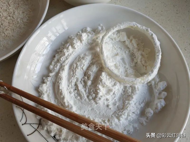 炸洋葱圈香酥脆脆的好吃,炸洋葱圈有什么功效