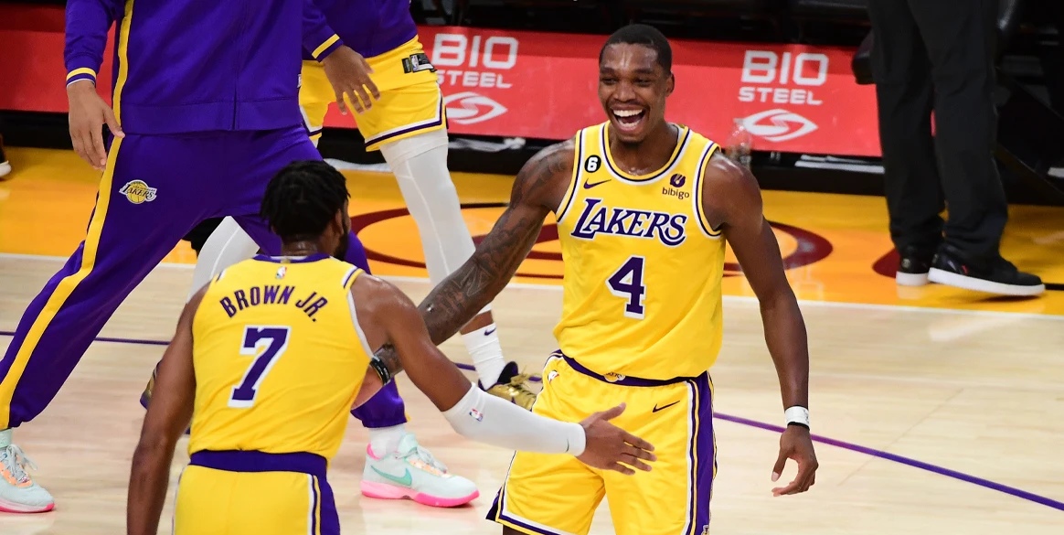 湖人vs鹈鹕莱恩简介,莱恩绝平三分球迷退场