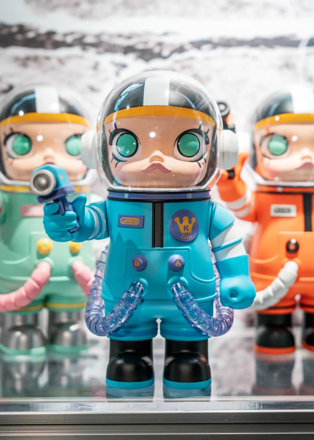 六位数玩偶、30万的AJ，免费送MOLLY，这家潮流店“很来事”