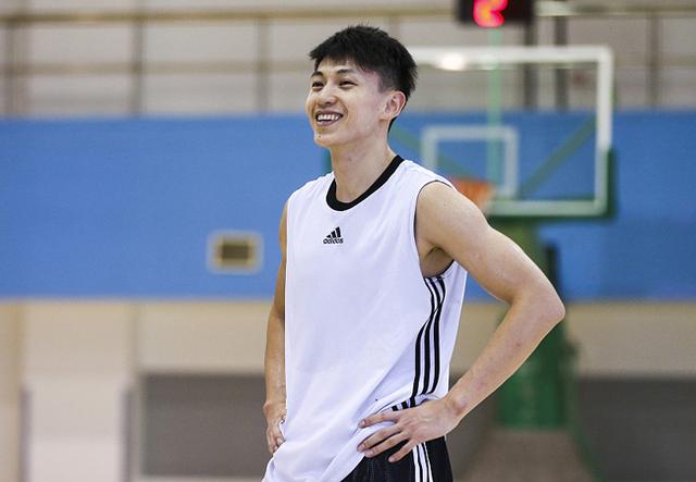 他曾是国内篮坛排名靠前的流量球星，老婆曾与思聪传过绯闻