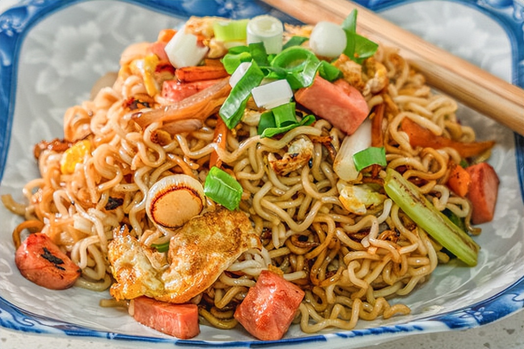 家常炒面，最忌煮好直接炒，掌握2点，面条鲜香顺滑，不黏不粘连