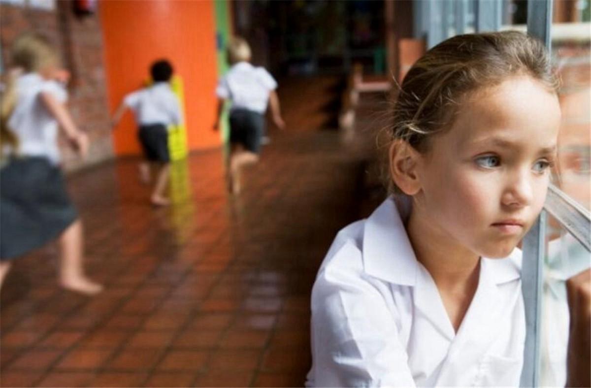 孩子说在学校没有人和他玩,孩子问在学校没有好朋友怎么回答