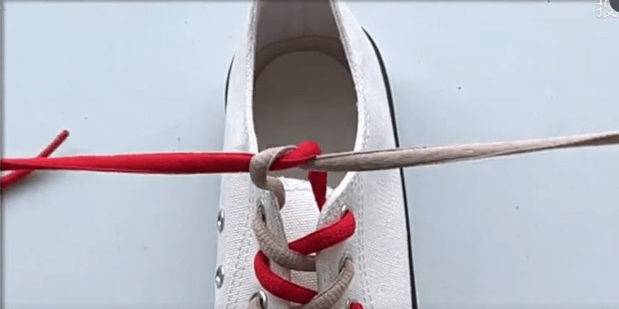 鞋带狂人必备：换个打法鞋带不散架！