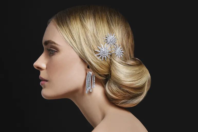 王冠要怎么戴才不会压塌头发,戴皇冠怎么能不掉