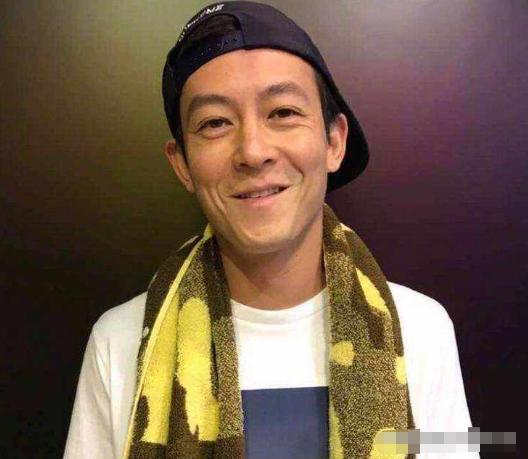 年轻时帅炸天的8位男星，中年后，有人胖快200斤，有人秃成地中海