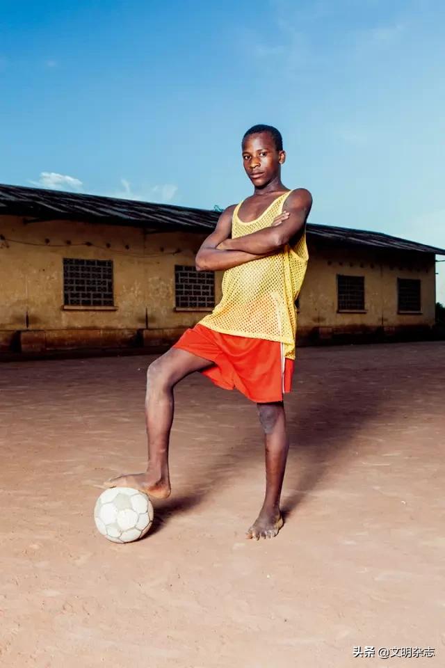 非洲足球少年：让梦想如绿草般顽强生长