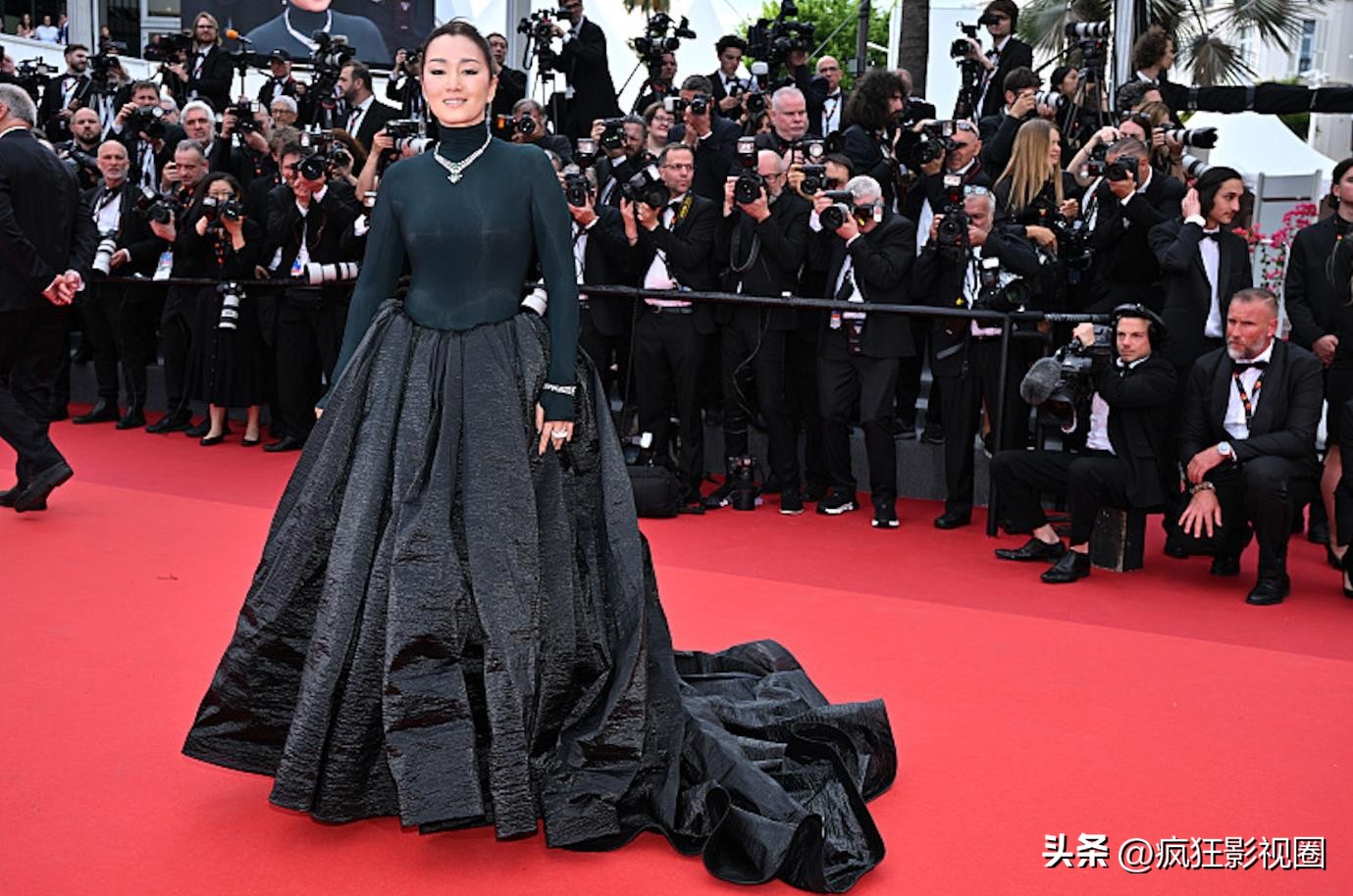 有人穿成玫瑰花，有人真空上阵，戛纳红毯走完了，谁尴尬一目了然