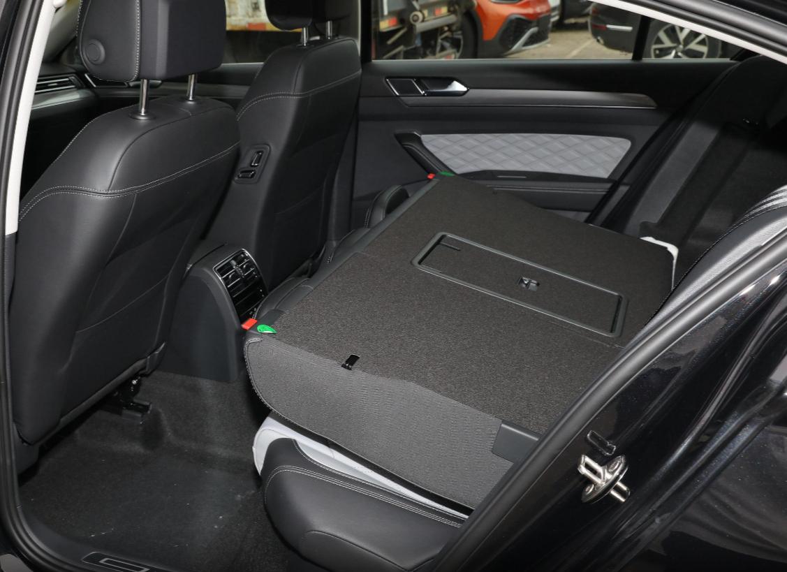 大众迈腾和凯美瑞2.5,大众迈腾330对比丰田凯美瑞2.0双擎