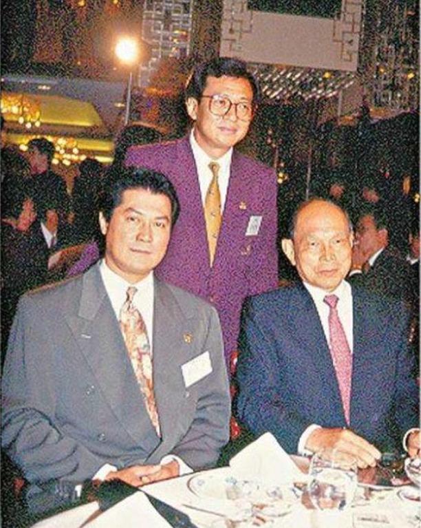 与霍英东平起平坐，和向华强龙虎相斗，邓光荣到底什么来头