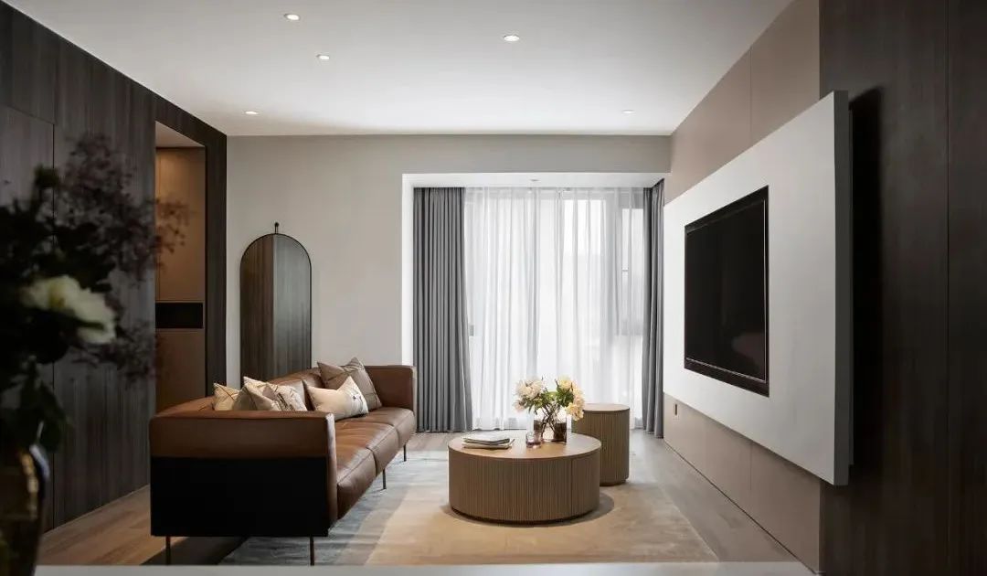 卧室暗色背景墙木饰面,木饰面装修暗色房间搭配效果