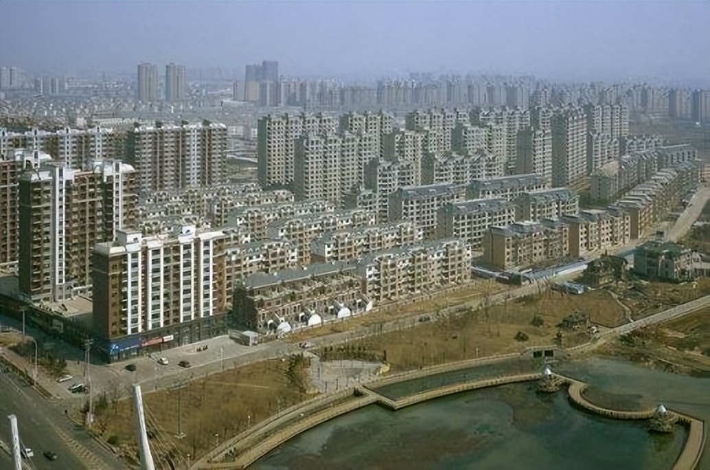 重庆富二代每月零花钱20万,破产后把80岁母亲*养送**老院,开直播还债