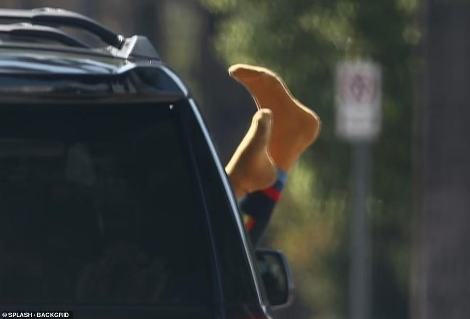 美女超模行为异常，蓬头光脚上飞机，吸食不明液体精神恍惚