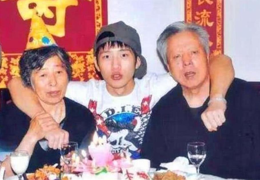 井柏然奶奶养大父母认亲视频,井柏然成为大明星后父母再来认亲