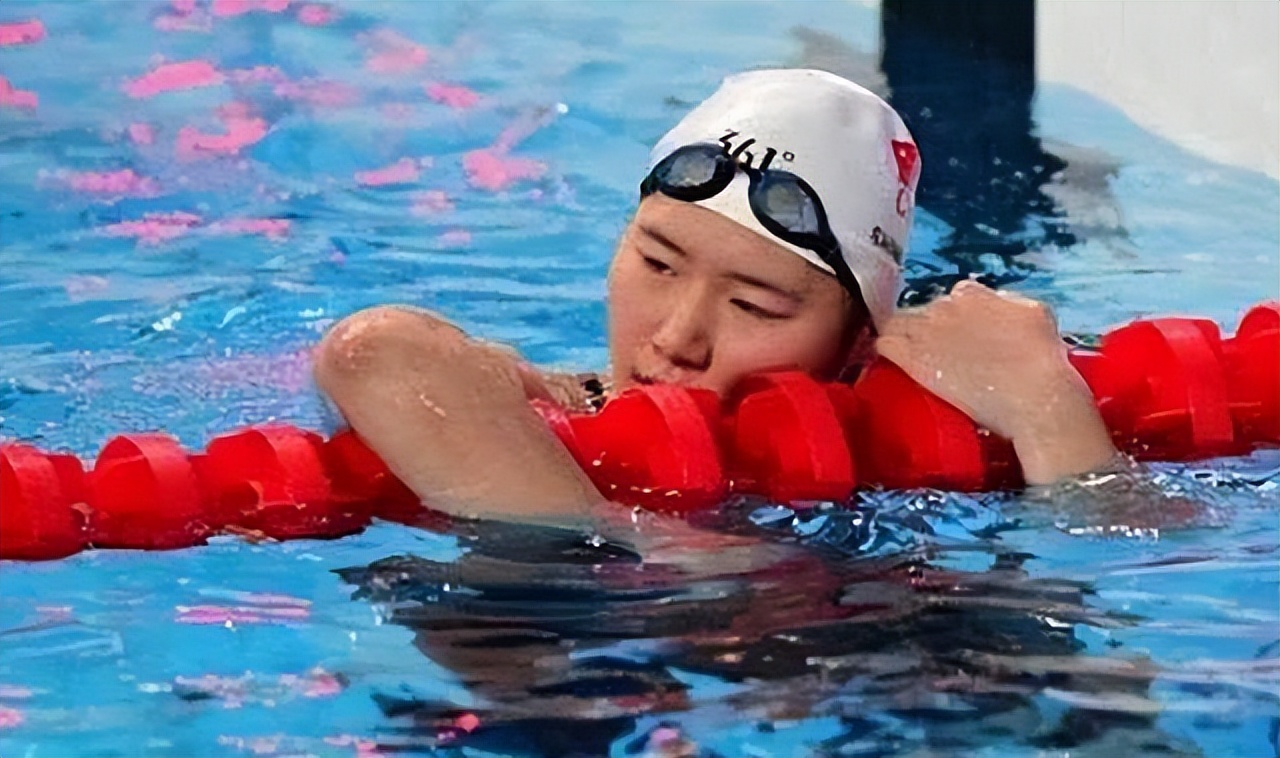 女运动员赛场上痛苦哭,女运动员痛苦哭