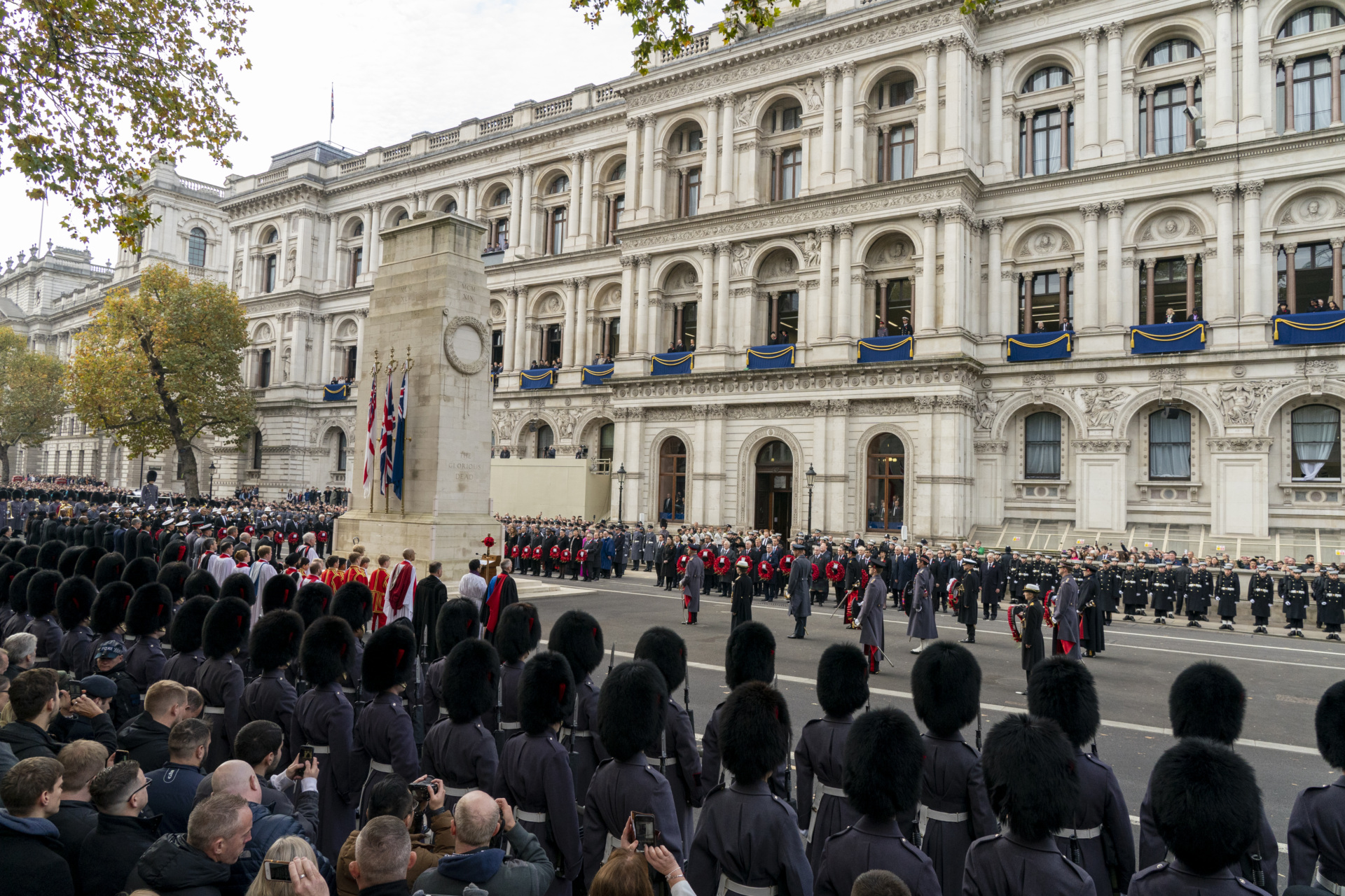 凯特王妃戴过的王室珠宝,英国凯特王妃戴金色树叶耳饰
