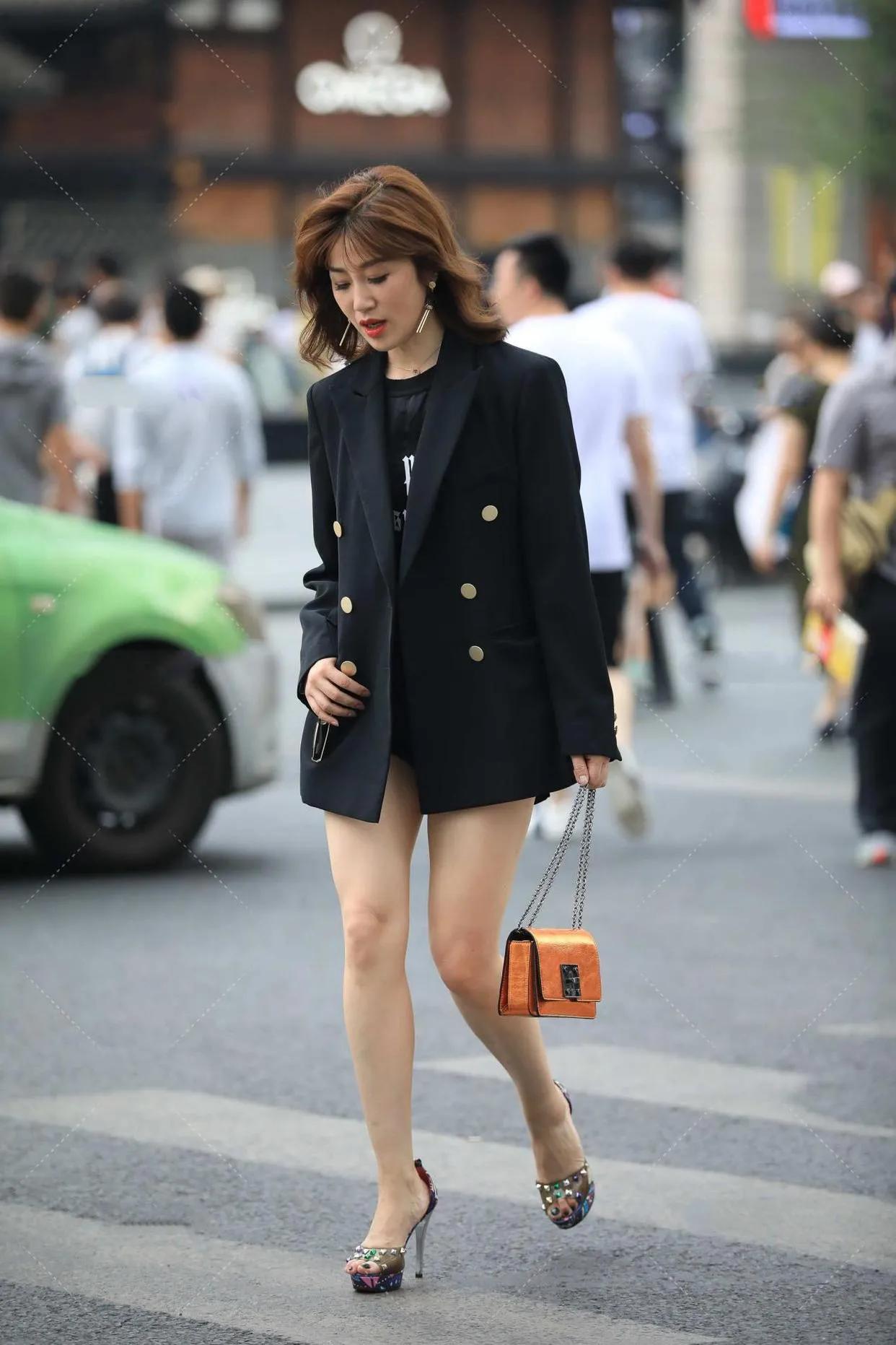 连体牛仔短裤搭配什么鞋好看,牛仔连体短裤搭配什么鞋