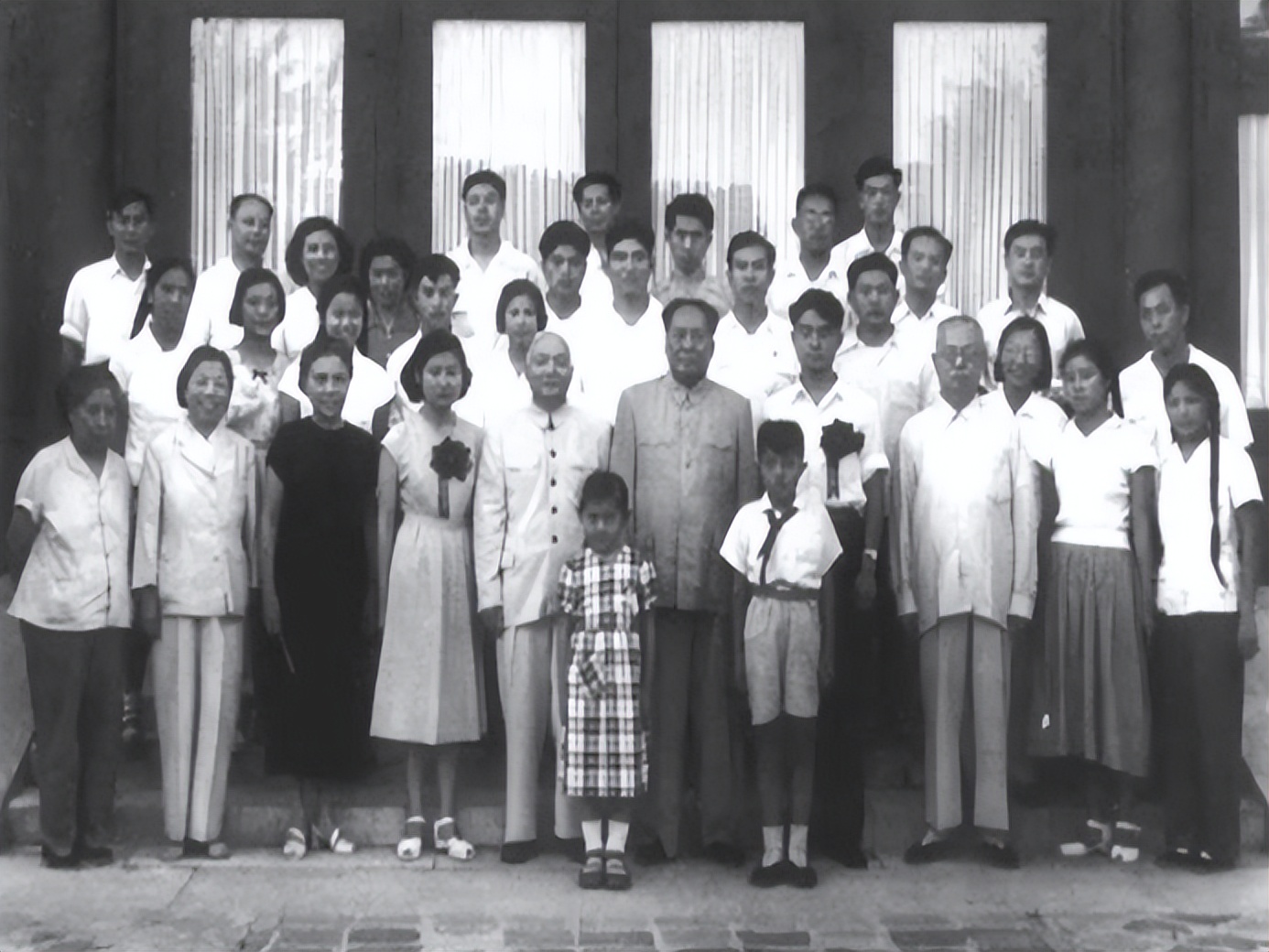 2004年毛刘两家聚会，刘源拉着李讷儿子问：像不像毛伯伯那张照片