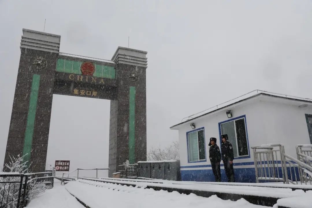 国门下、界碑前，70多年前的8岁孩子与18岁志愿军战士再次相聚