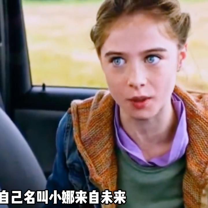 女孩捡到徽章进入另外一个世界,女孩利用一枚徽章穿越到未来