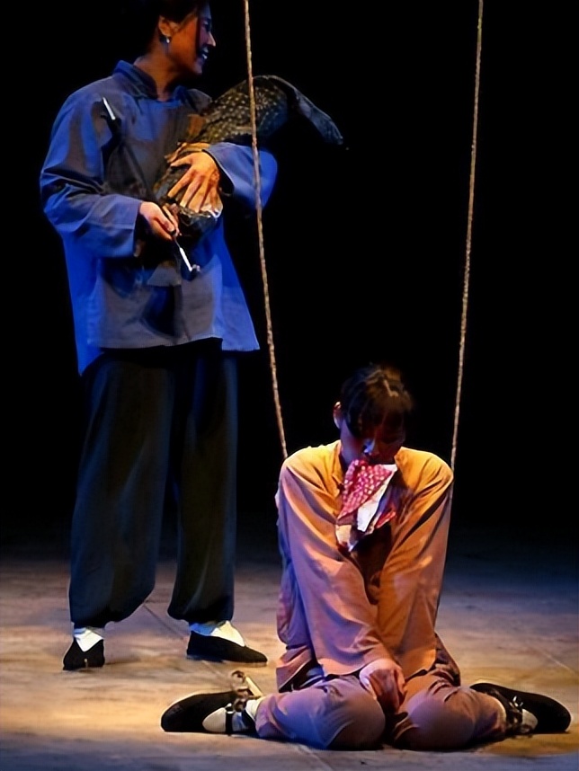 《生死场》：为一块钱，寡妇上门给单身汉缝衣服，失去了清白