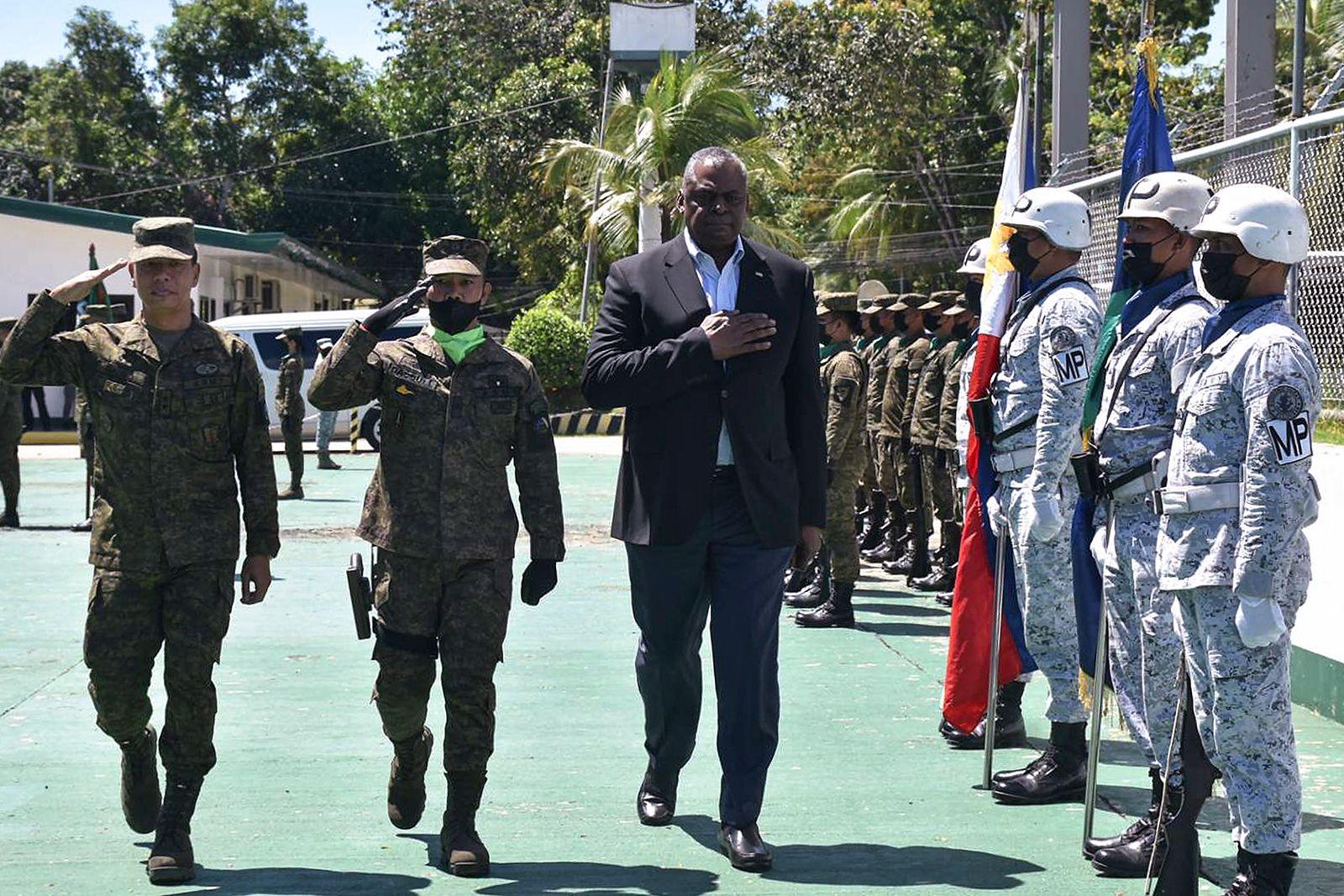 中国海警追逐菲律宾海警船对比,中国海警驱离强闯黄岩岛菲船