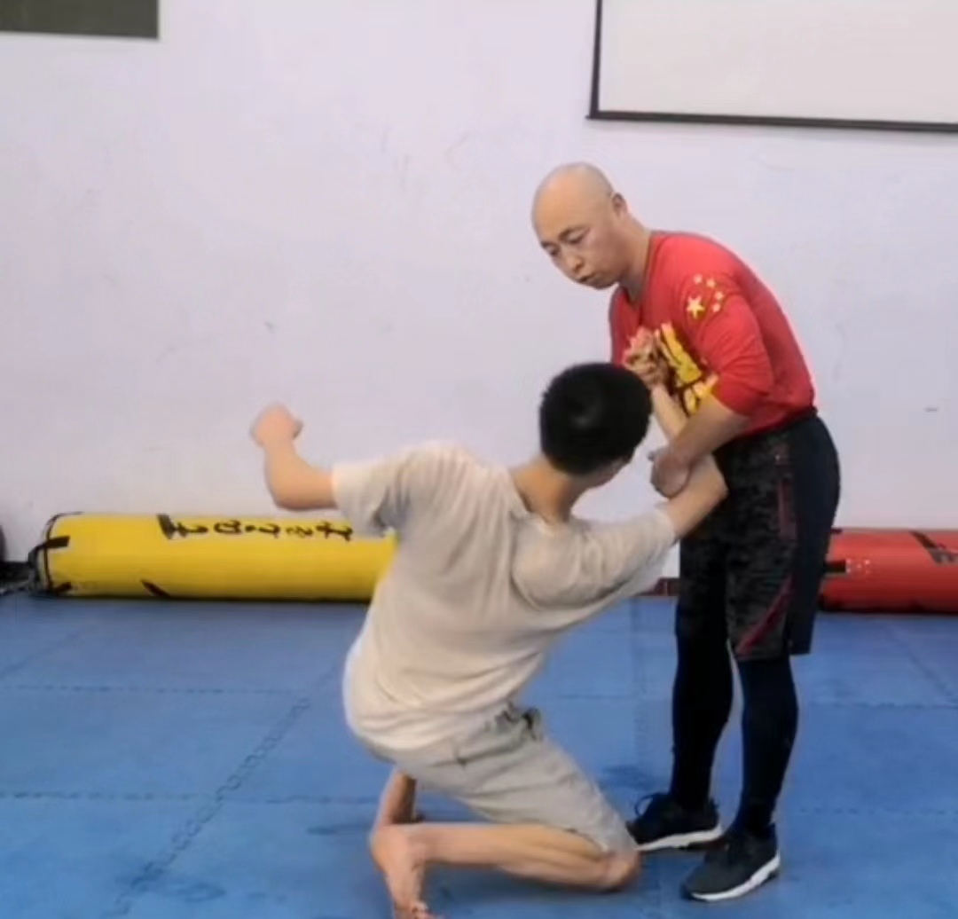 金丝缠腕擒拿手教学视频,一招制敌金丝缠腕