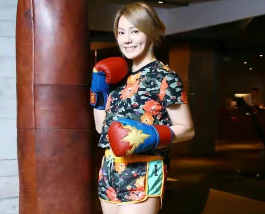 摸腿、陪酒、绝育、自杀，娱乐圈的*规则潜**，“毁”了多少女孩？