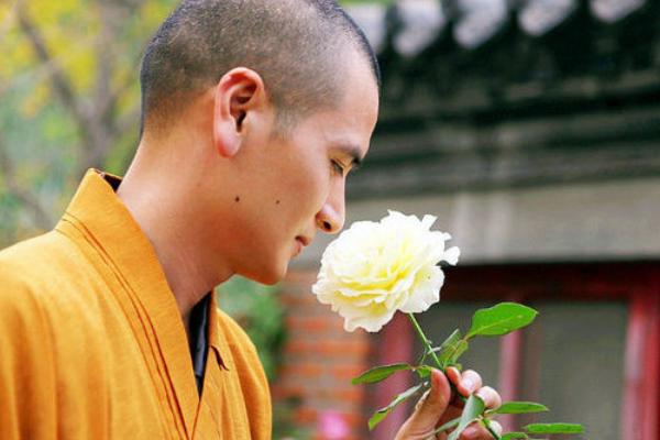 小伙辞去10年公务员出家做和尚,小伙子放弃公务员出家当和尚