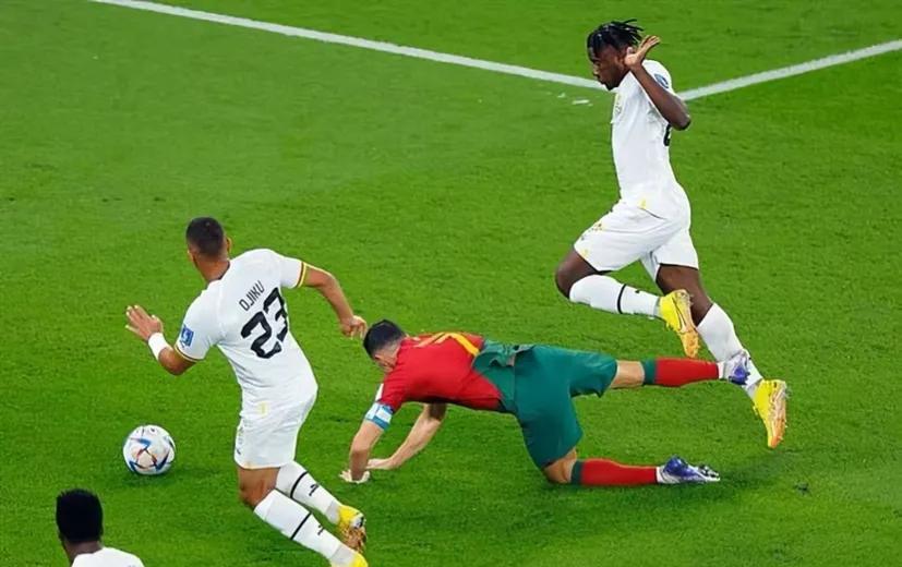 c罗赛场上和人打架,为什么赛场上的c罗总是穿长袖