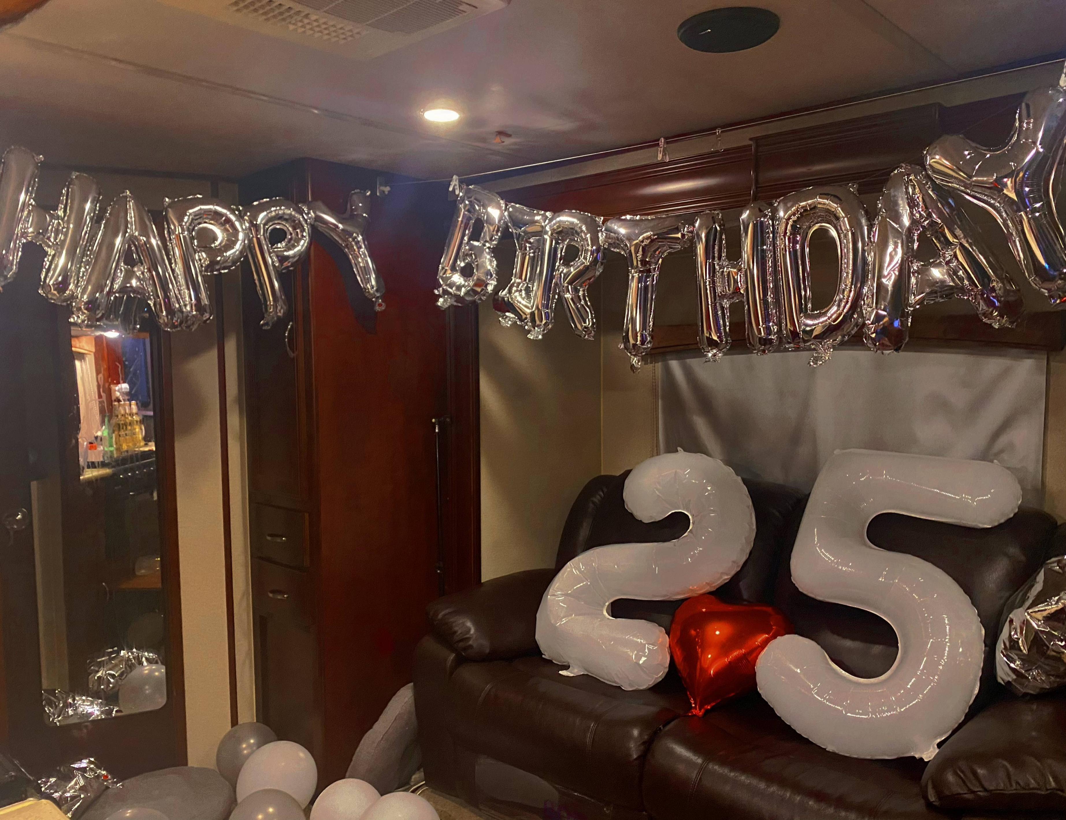 25岁房屋中介和女友住房车过“临时”生活：花5年积蓄买20平空间