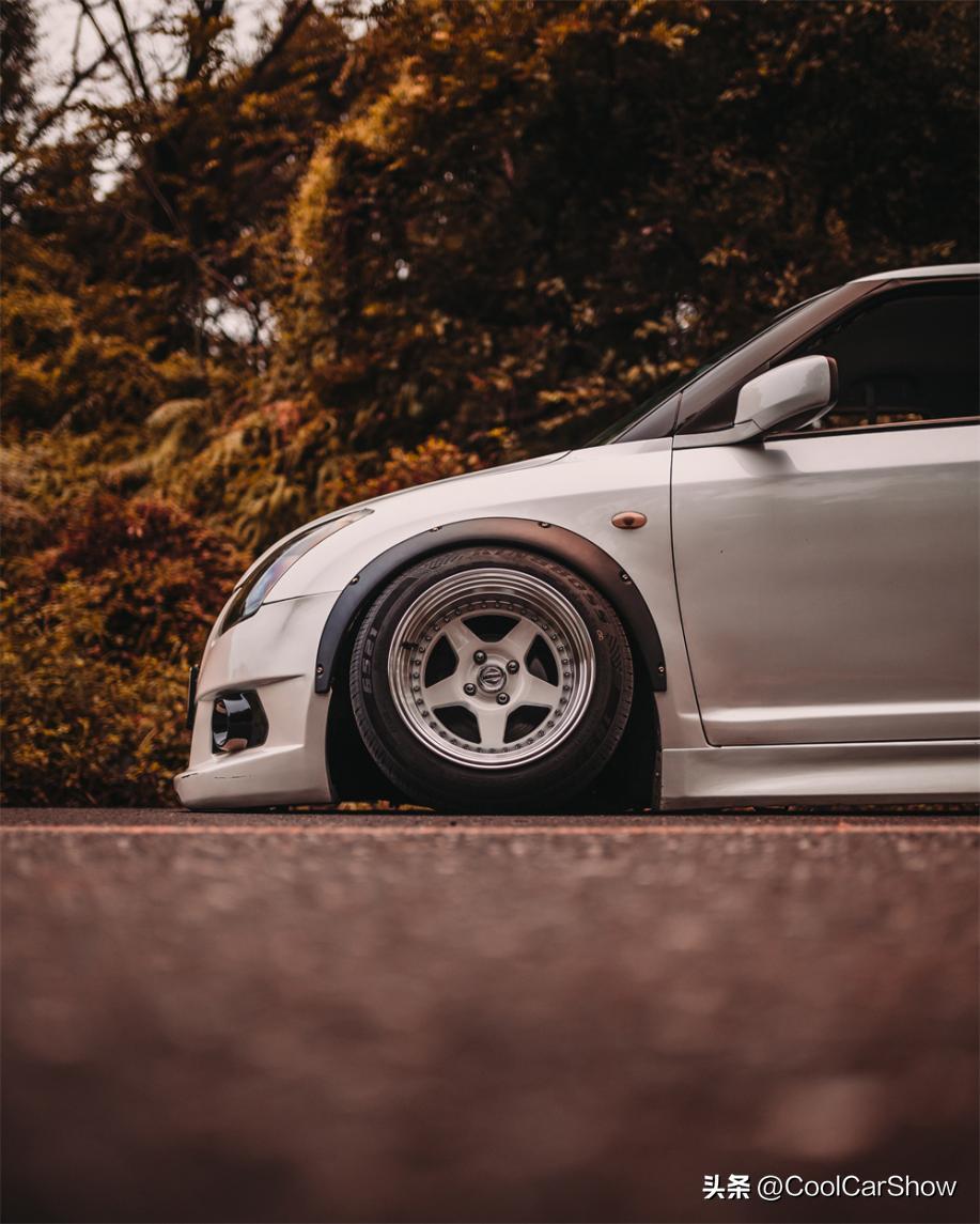 大尾翼战斗风的气动雨燕，女车友完美诠释小车也能带来无穷乐趣
