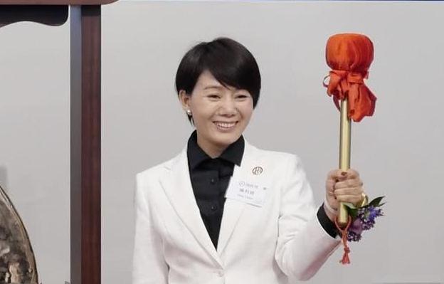 一个女孩从服务员到月入2万,从一个服务员到现在身价百万的她