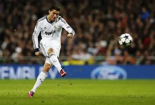 看懂足球的基本常识,看完就懂了足球怎么踢得又高又远