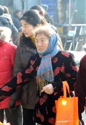 女保安用摄像头跟踪帅哥，领导发现后将她开除，后来她怎么了