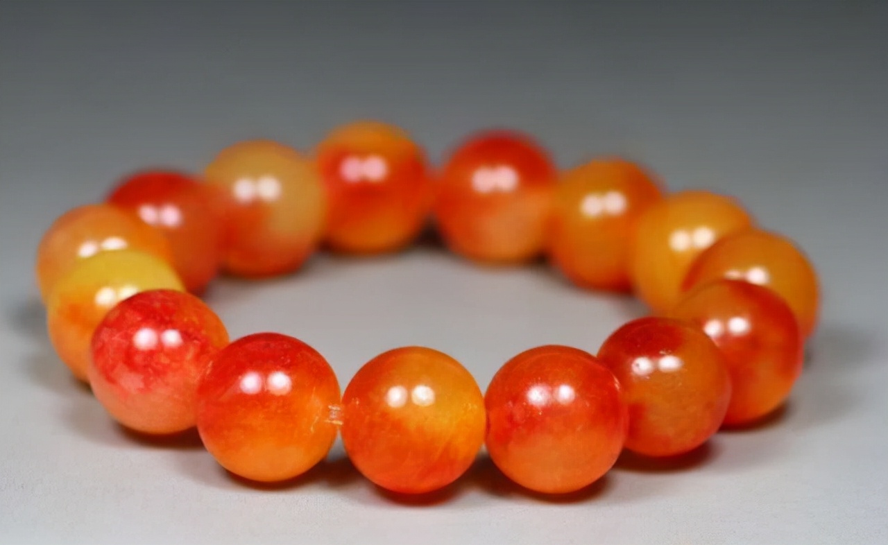 戈壁滩上的什么石头最值得收藏,戈壁滩黑色带蜂窝石头是什么石