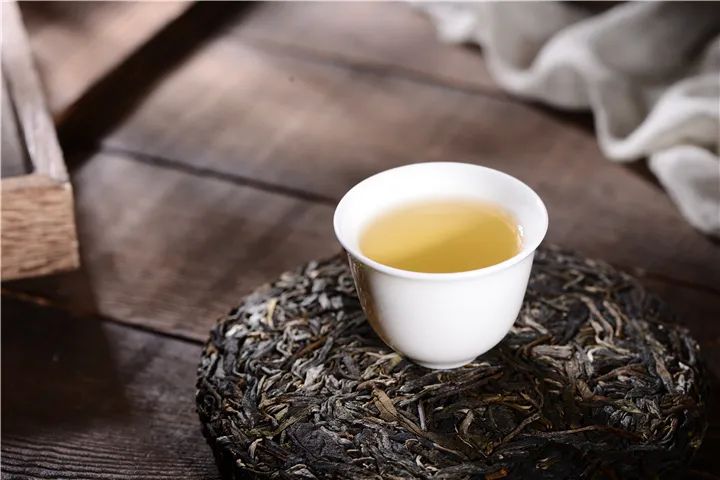 喝普洱茶等于自杀？一克普洱熟茶含五亿霉菌，普洱茶到底能不能喝