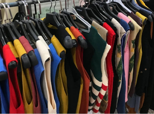 地摊上10元的衣服从哪里弄来的,地摊20元衣服为什么这么便宜