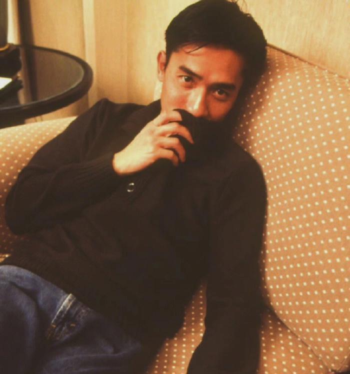 刘嘉玲与梁朝伟恩爱合照穿小香风,刘嘉玲梁朝伟红毯动图