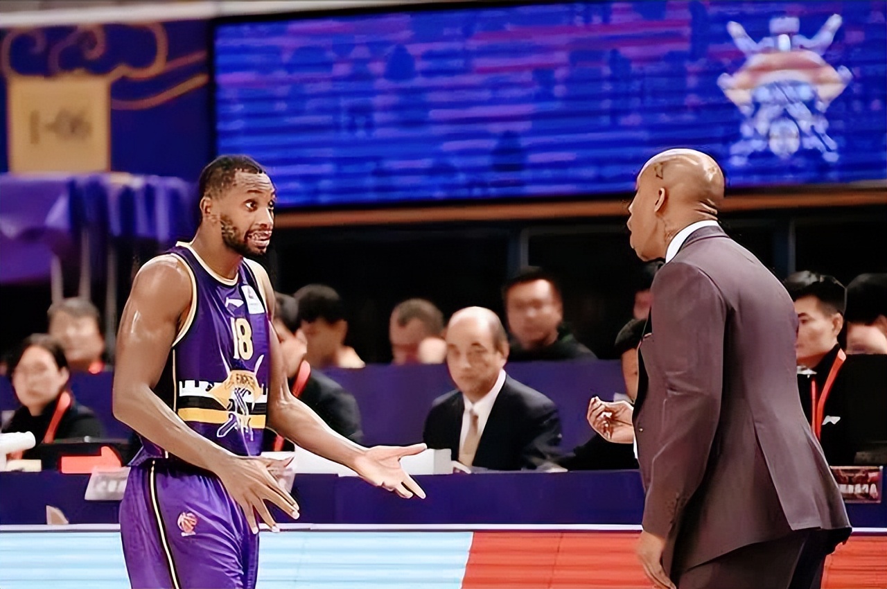 杨鸣谈马布里不在一个档次,马布里和布鲁克斯谁厉害