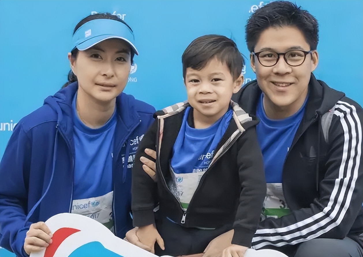 “绝不带货”郭晶晶翻车！带货婴儿棉袜卖399，网友：9.9包邮