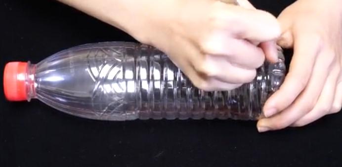 塑料瓶开一个小孔放入一个气球,塑料瓶里面套个气球