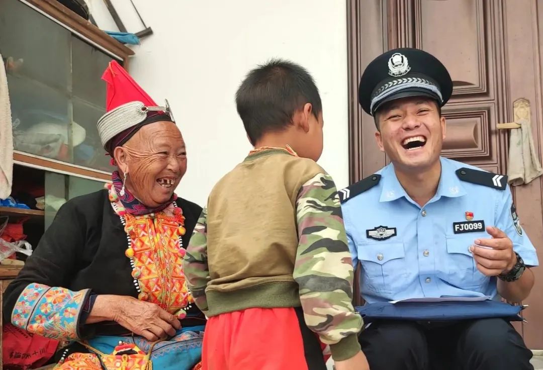 【学习先进典型】用一束微光照亮青少年前行路——记红河边境管理支队金平城关边境派出所辅警朱国庆