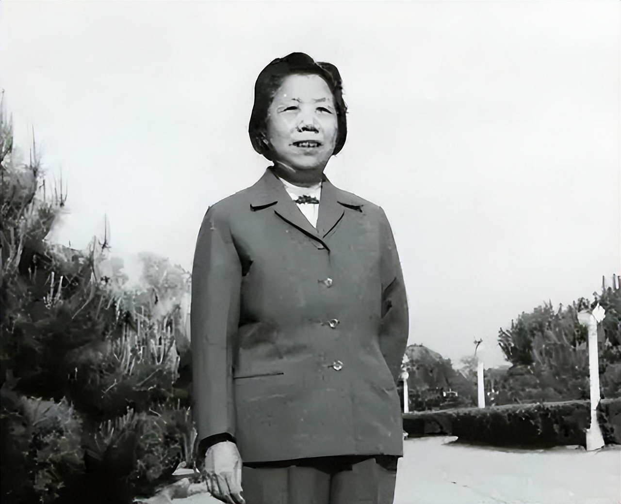 与周总理假扮“革命夫妻”，1976年得知总理去世，她哭晕在大堂