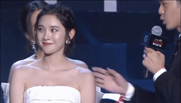 胡歌为礼仪小姐姐化解尴尬娱乐,胡歌帮礼仪小姐解围对比