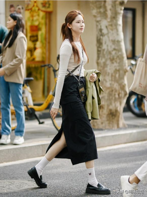 配裙子的平底单鞋时尚减龄,百搭裙子低跟鞋