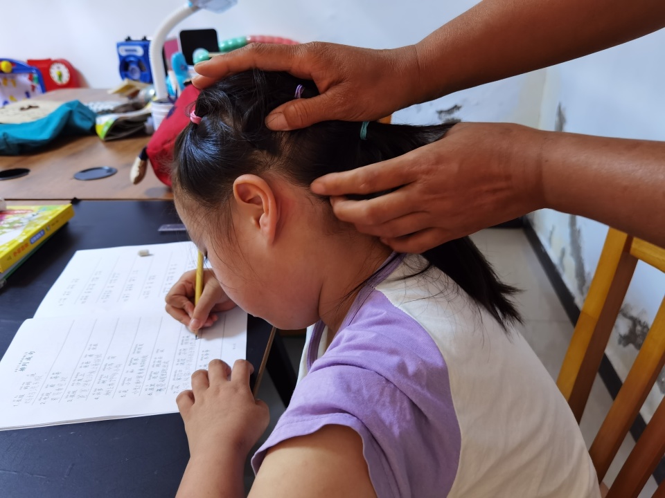 6岁女孩身患罕见病,7岁女儿患罕见病父亲不闻不问