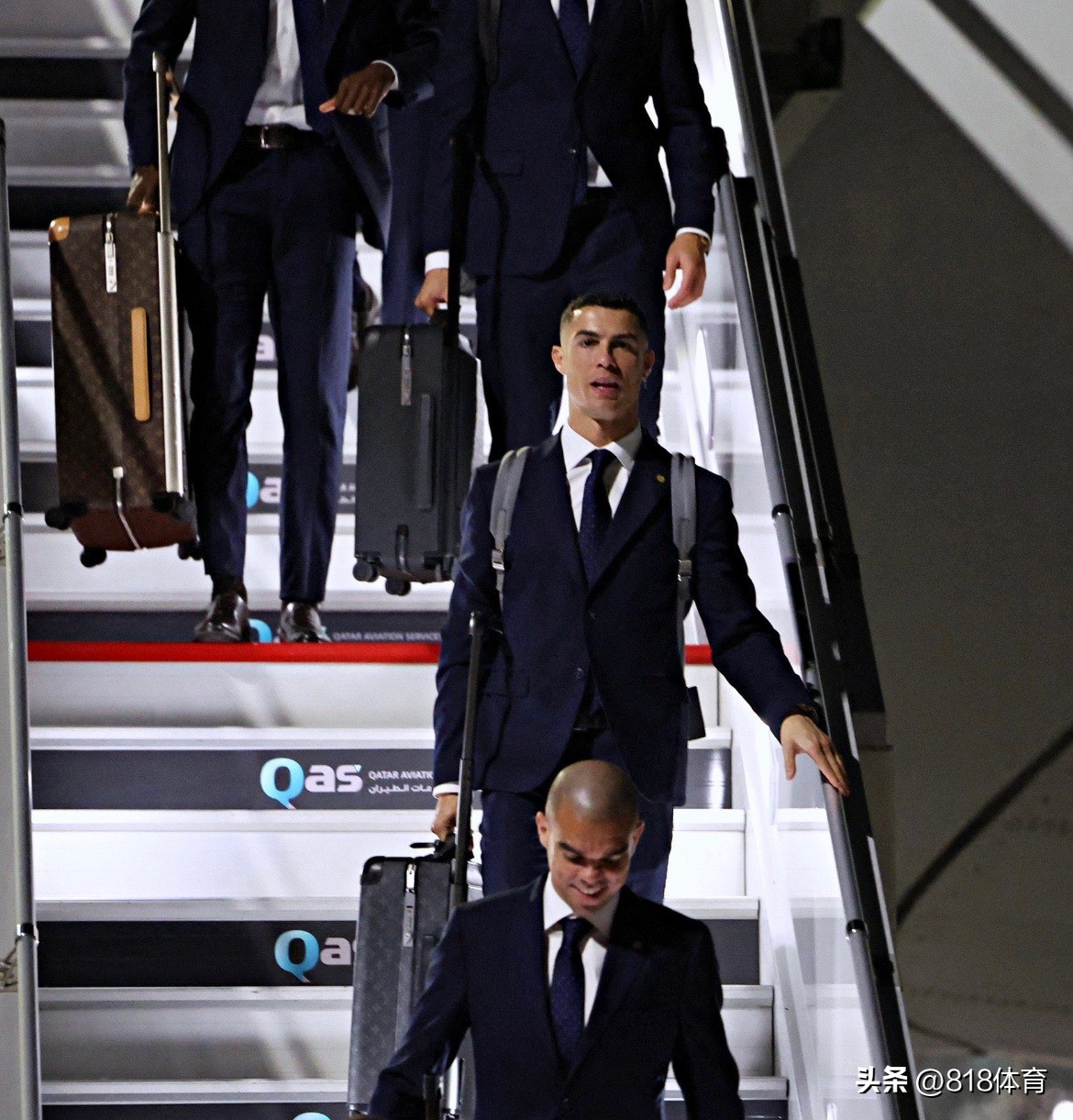 c罗西装抵达卡塔尔,c罗驾到完整视频